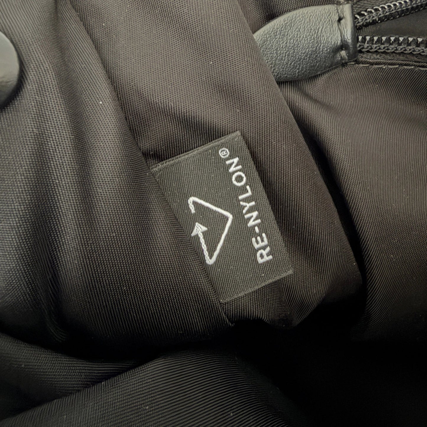 Prada Traveller Große Schultertasche aus Re-Nylon schwarz / neuwertig Prada