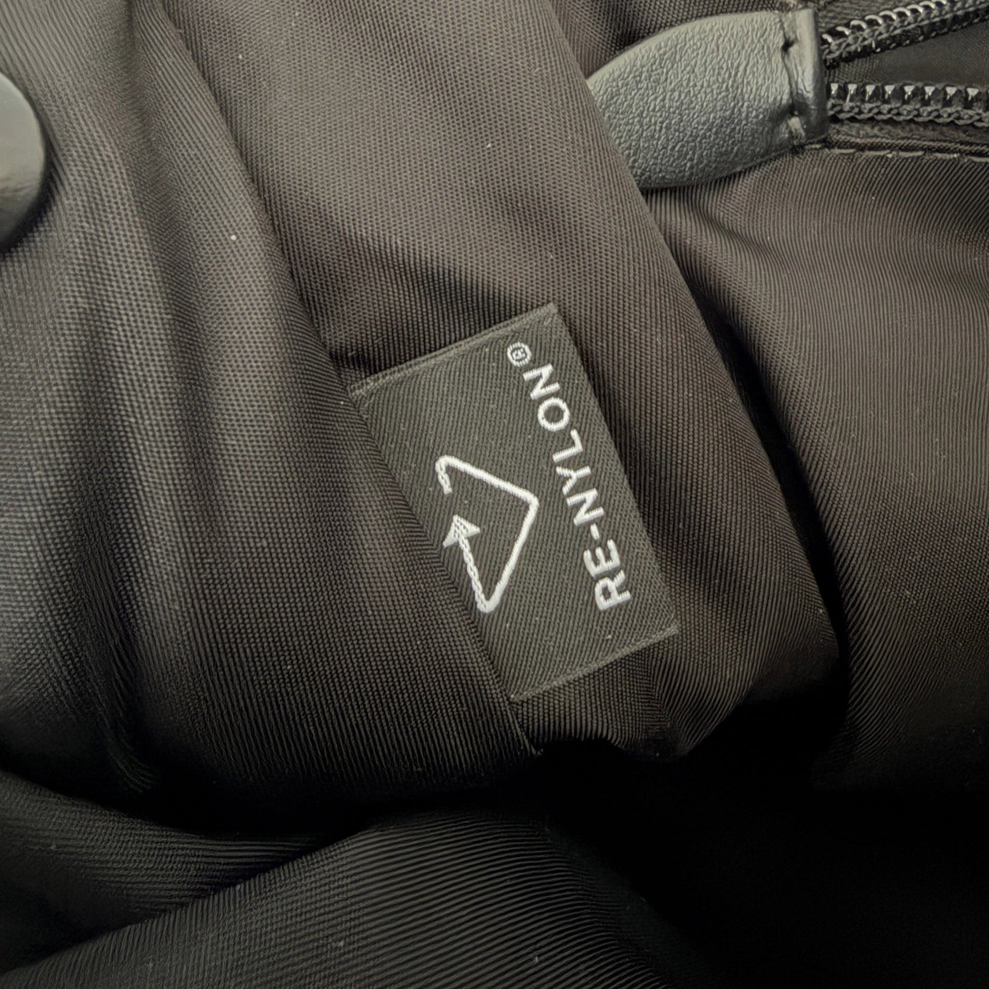 Prada Traveller Große Schultertasche aus Re-Nylon schwarz / neuwertig Prada