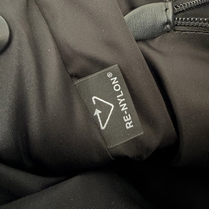 Prada Traveller Große Schultertasche aus Re-Nylon schwarz / neuwertig Prada