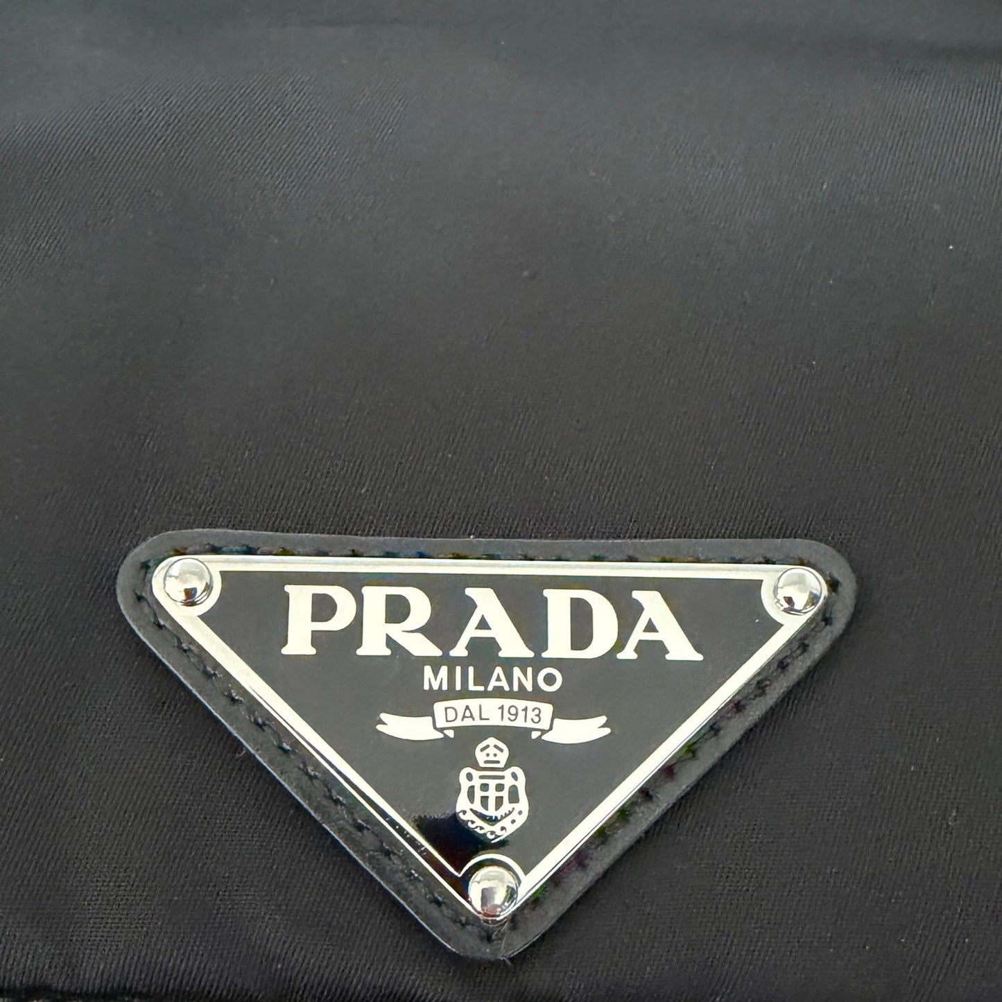Prada Traveller Große Schultertasche aus Re-Nylon schwarz / neuwertig Prada