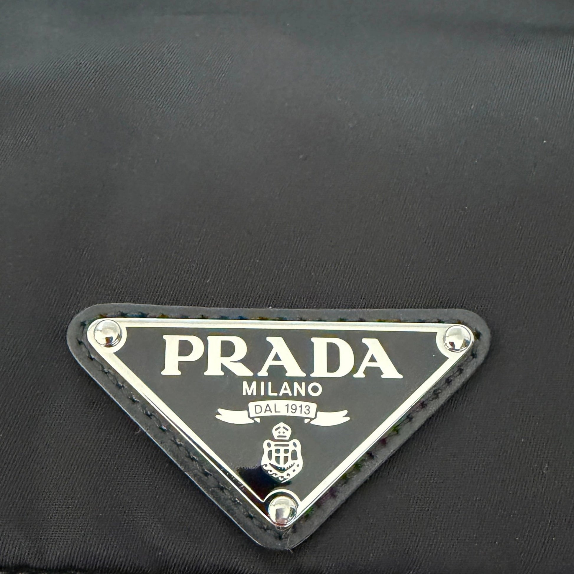 Prada Traveller Große Schultertasche aus Re-Nylon schwarz / neuwertig Prada