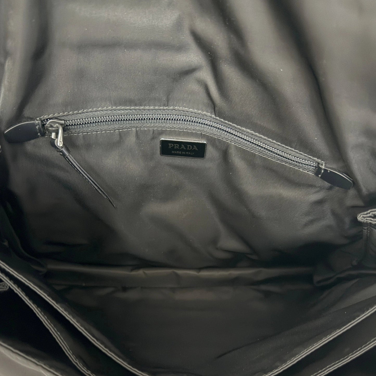 Prada Traveller Große Schultertasche aus Re-Nylon schwarz / neuwertig Prada