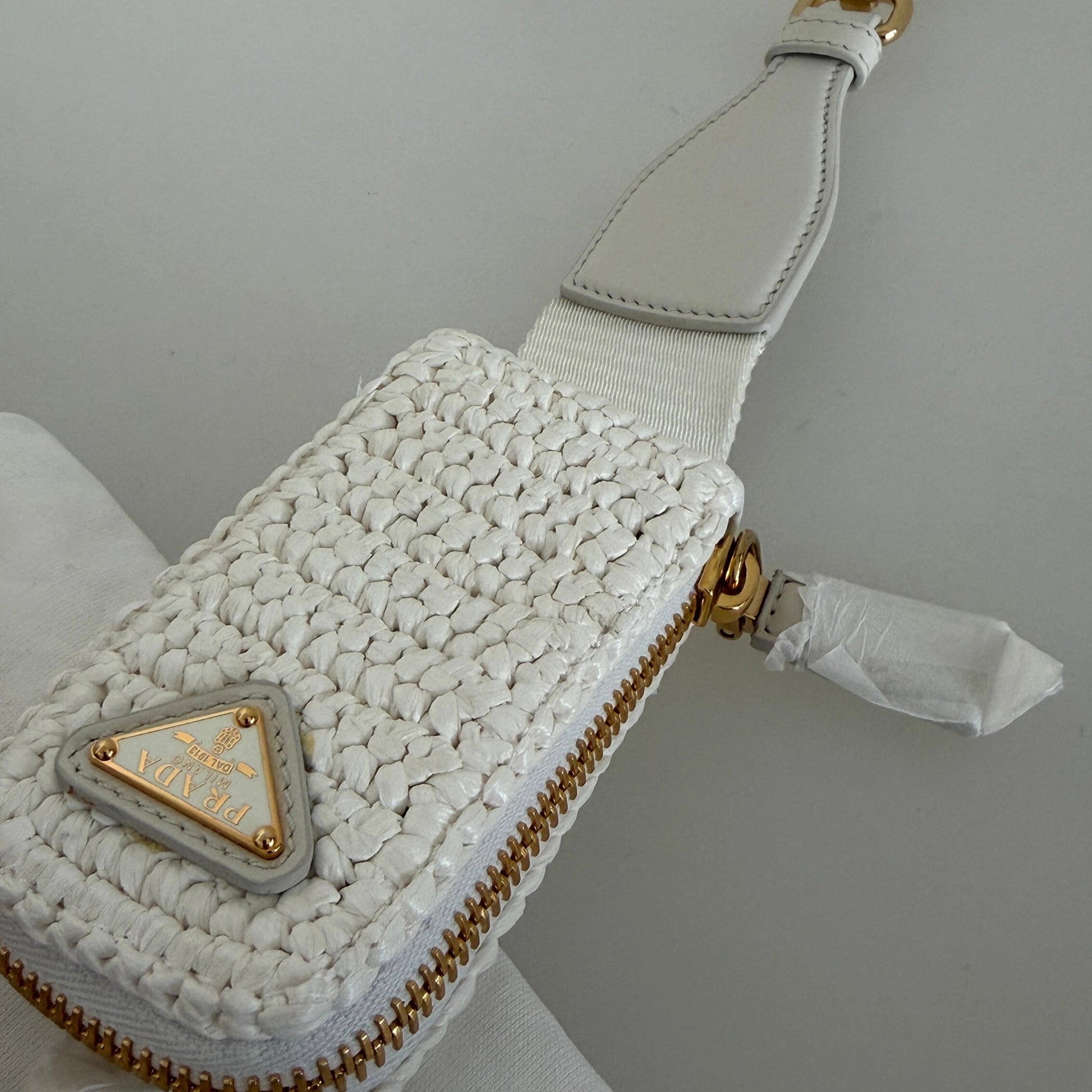 Prada Triangle Logo Zip Häkeltasche Raffia small weiß / neuwertig Prada
