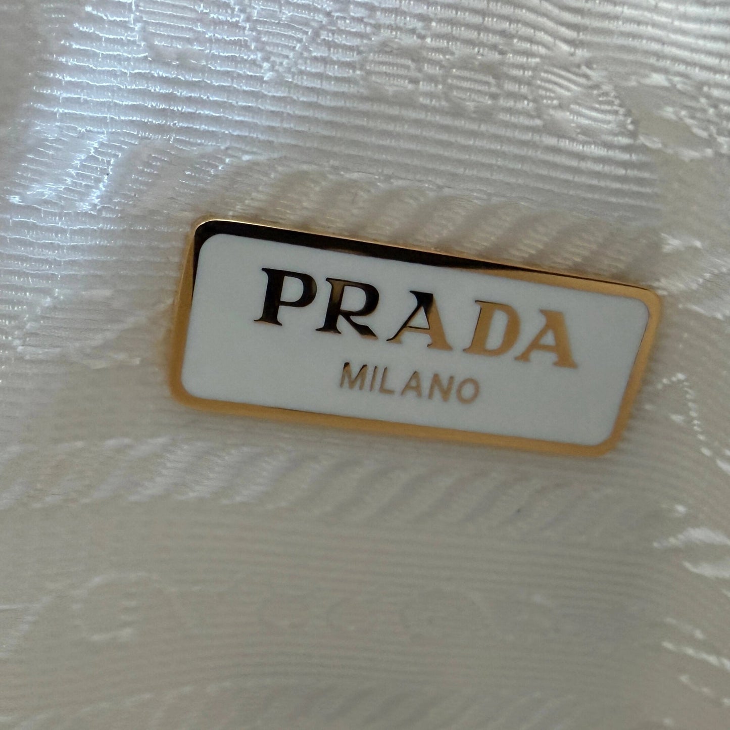 Prada Triangle Logo Zip Häkeltasche Raffia small weiß / neuwertig Prada