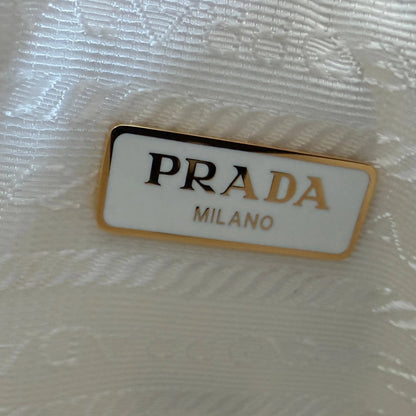 Prada Triangle Logo Zip Häkeltasche Raffia small weiß / neuwertig Prada