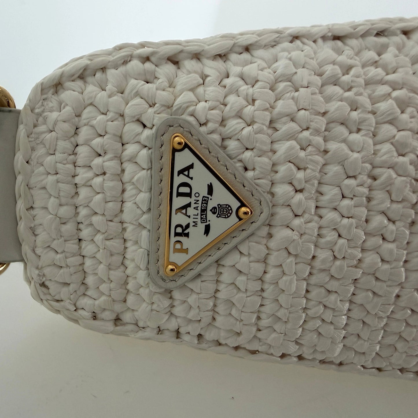 Prada Triangle Logo Zip Häkeltasche Raffia small weiß / neuwertig Prada