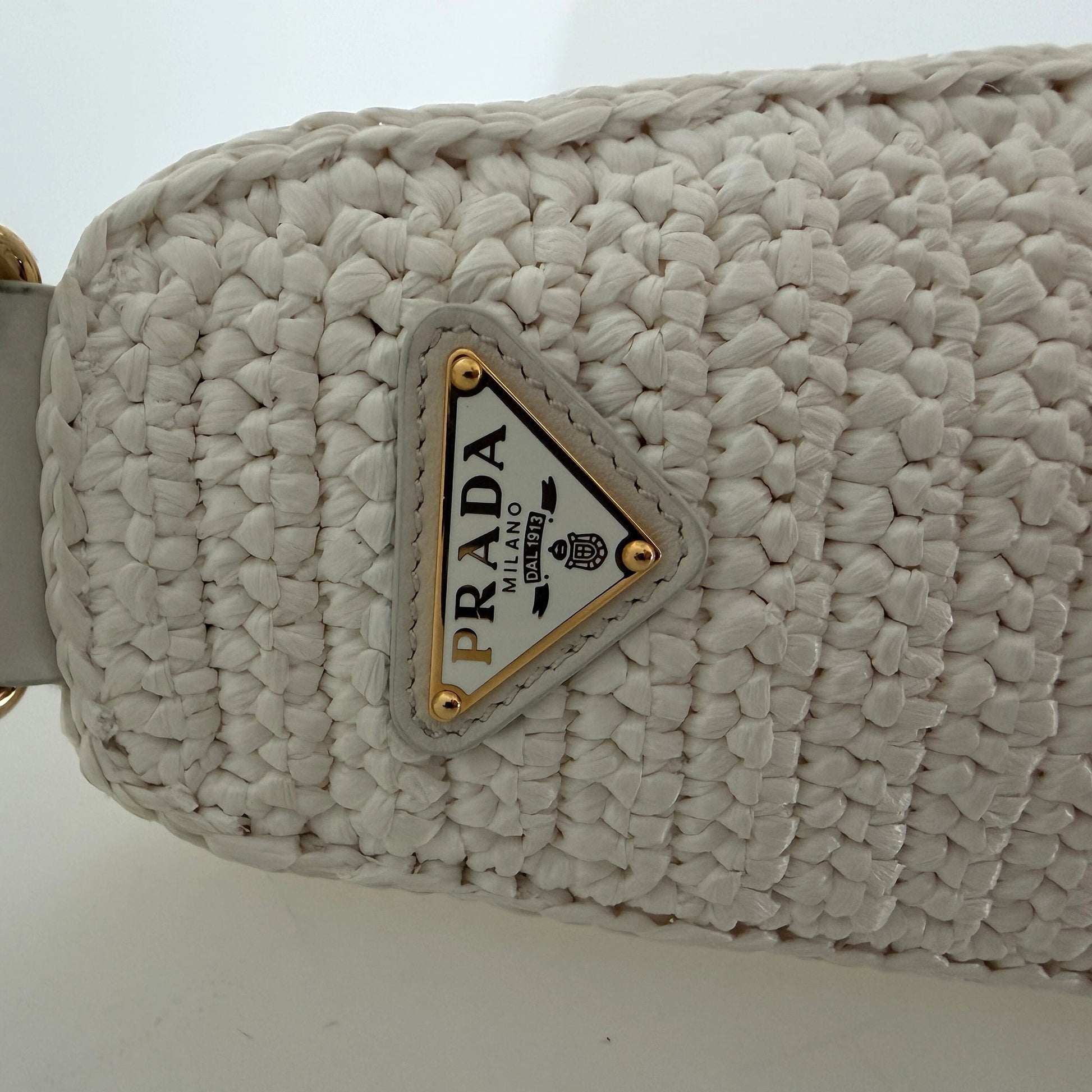 Prada Triangle Logo Zip Häkeltasche Raffia small weiß / neuwertig Prada