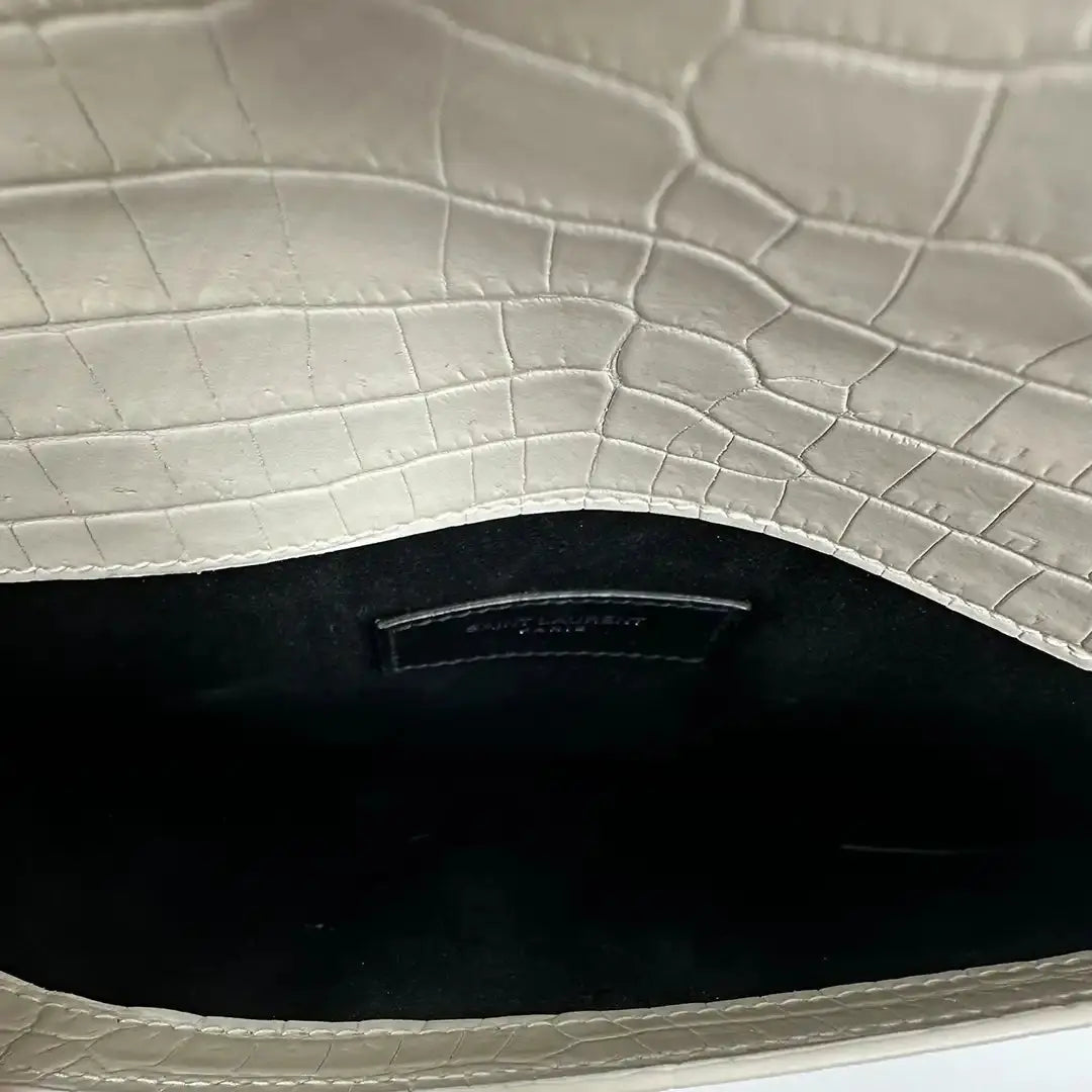 Saint Laurent Kalbsleder Krokodil geprägte Uptown Monogramm Pouch Creme / neuwertig Saint Laurent