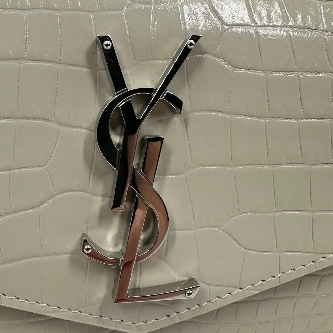 Saint Laurent Kalbsleder Krokodil geprägte Uptown Monogramm Pouch Creme / neuwertig Saint Laurent