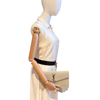 Saint Laurent Kalbsleder Krokodil geprägte Uptown Monogramm Pouch Creme / neuwertig Saint Laurent