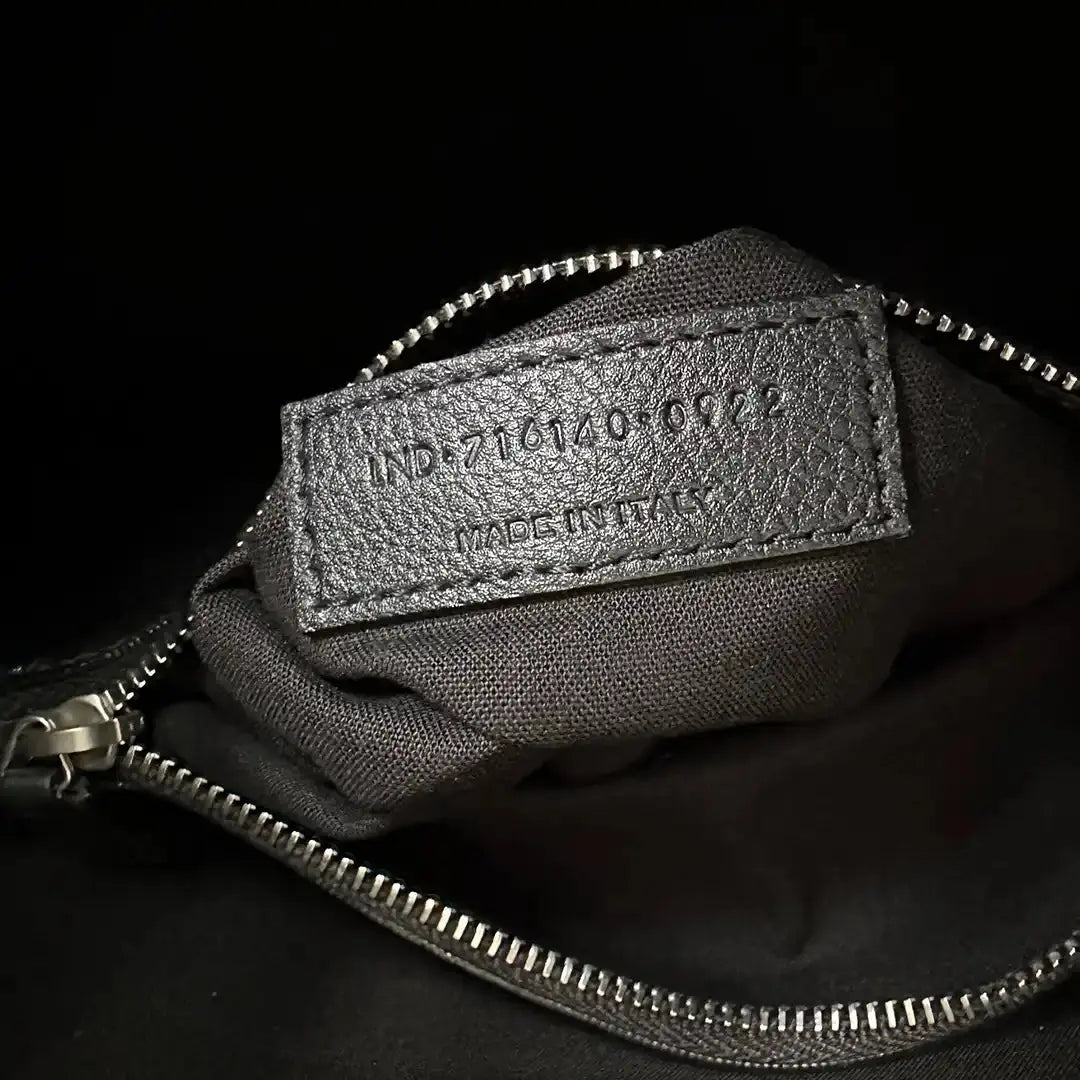 Saint Laurent mittelgroße Hobo-Bag LE 5 À 7 schwarz Nieten / neuwertig Saint Laurent