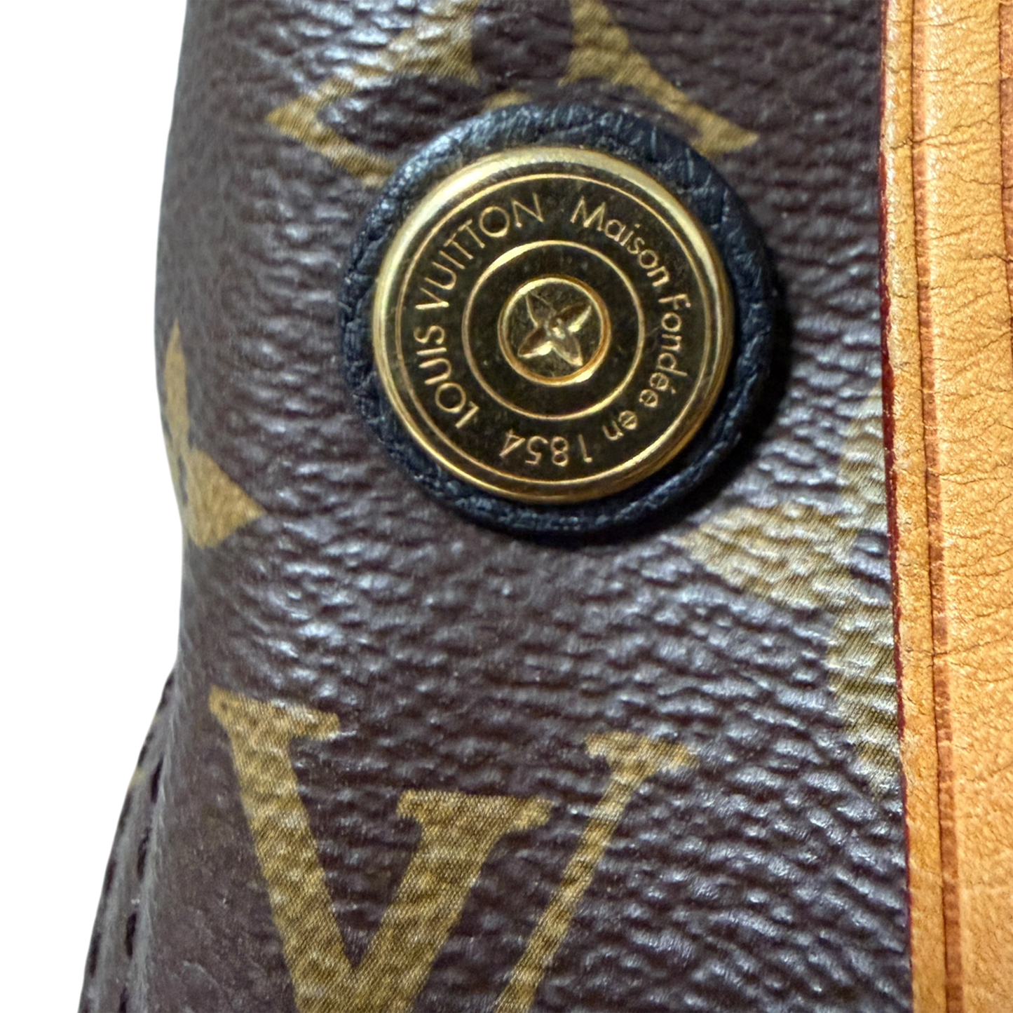 Louis Vuitton Gaia Monogram Canvas Schultertasche / gut Louis Vuitton