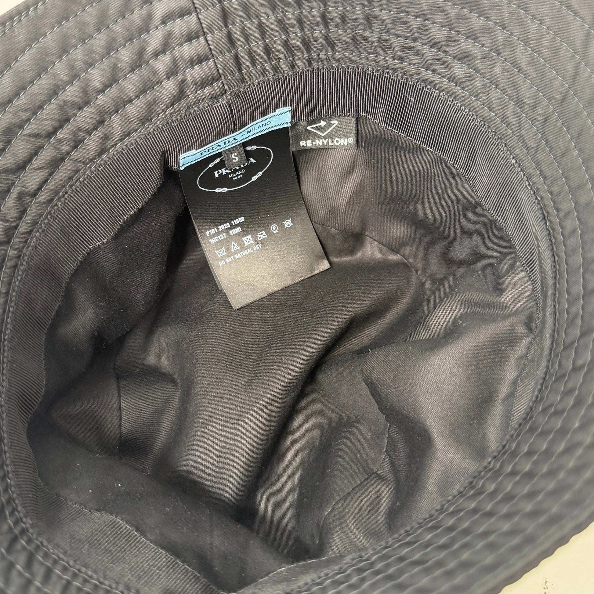 Prada Fischerhut Re-Nylon schwarz Größe S / neuwertig Echtheitscheck