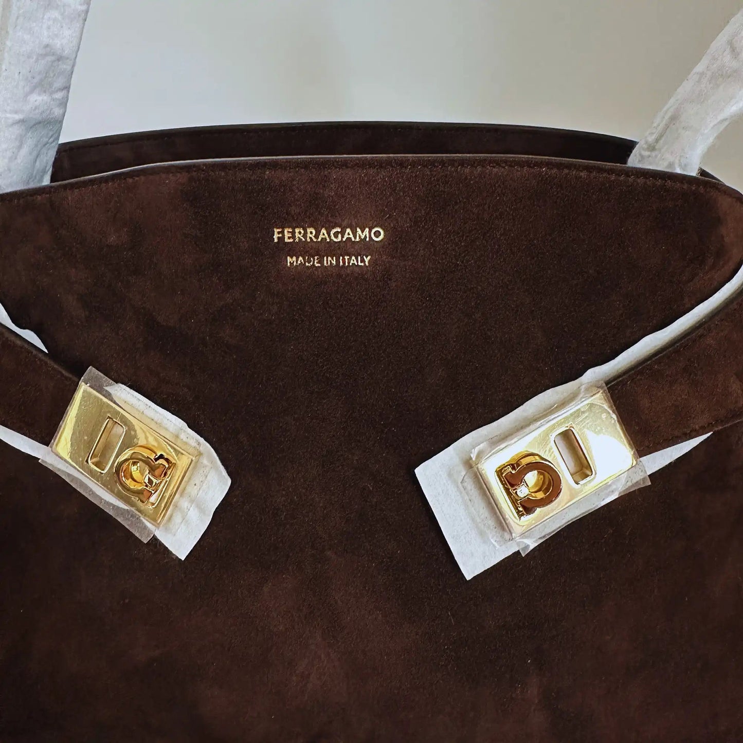 Ferragamo Hug mittelgroße Tote aus Veloursleder braun / ungetragen Salvatore Ferragamo