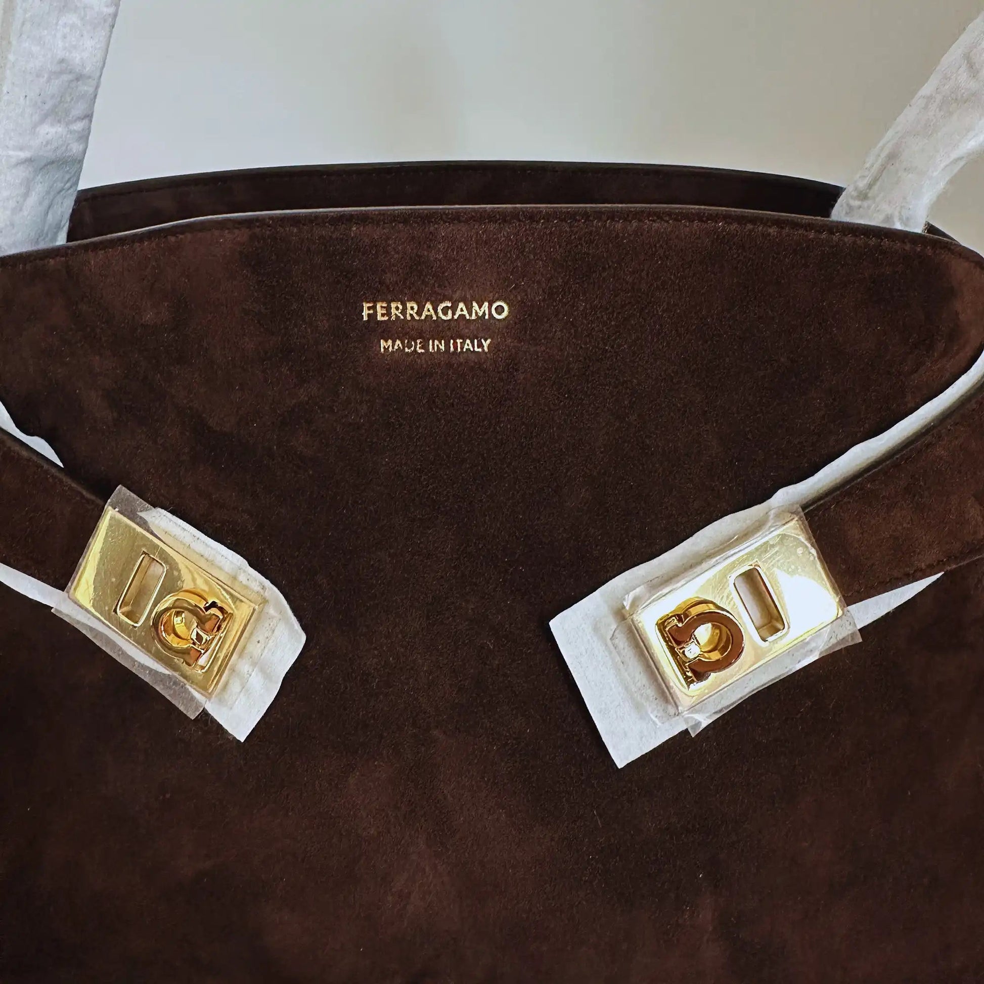 Ferragamo Hug mittelgroße Tote aus Veloursleder braun / ungetragen Salvatore Ferragamo