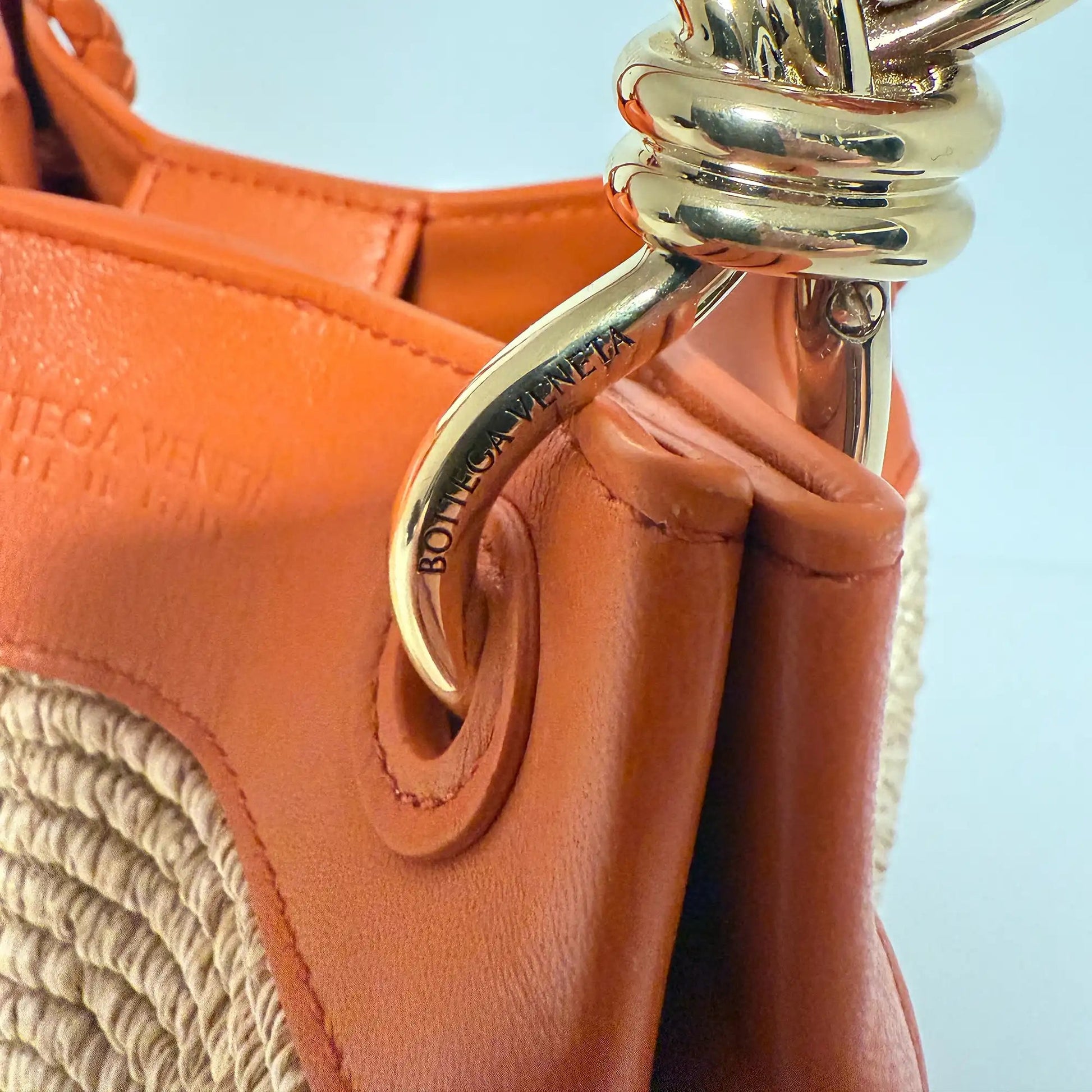 Bottega Veneta kleine Parachute Schultertasche aus Raffiabast 2025 / neuwertig Bottega Veneta